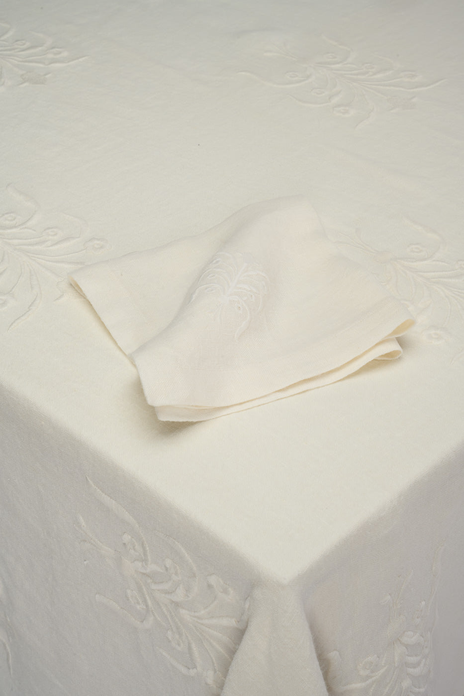 Floral linen tablecloth, white