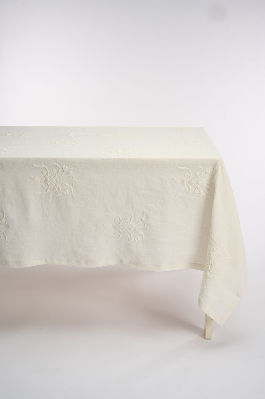 Floral linen tablecloth, white